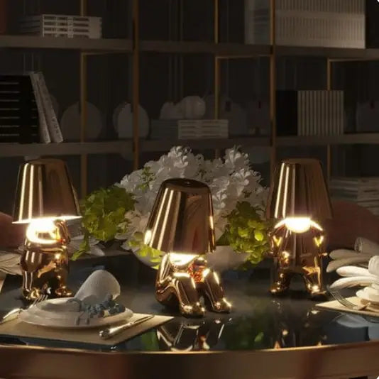 Lampe LED sans fil en or, design sculptural, lumière douce, parfaite pour créer une ambiance chaleureuse et moderne.
