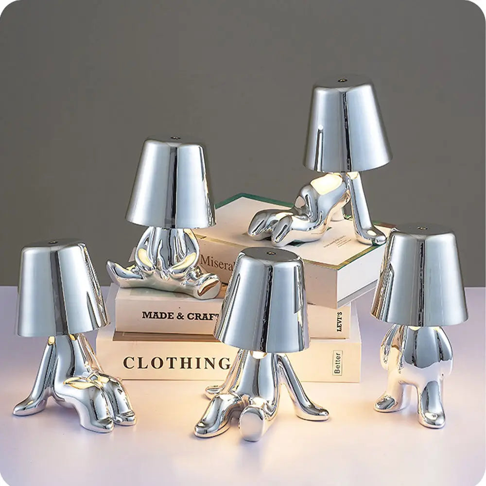 Lampe LED sans fil en or, design sculptural, lumière douce, parfaite pour créer une ambiance chaleureuse et moderne.