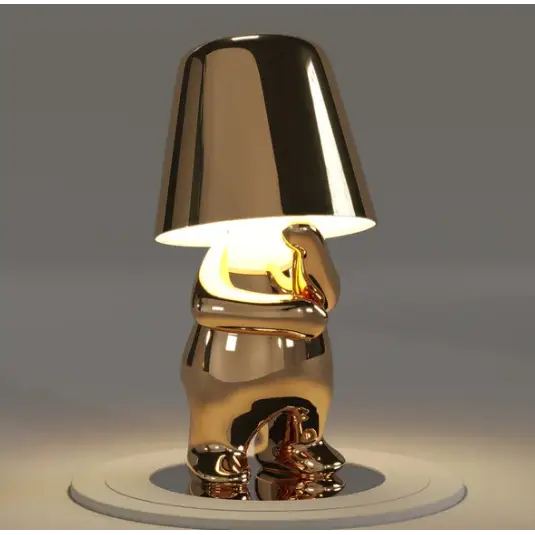 Lampe LED sans fil en or, design sculptural, lumière douce, parfaite pour créer une ambiance chaleureuse et moderne.