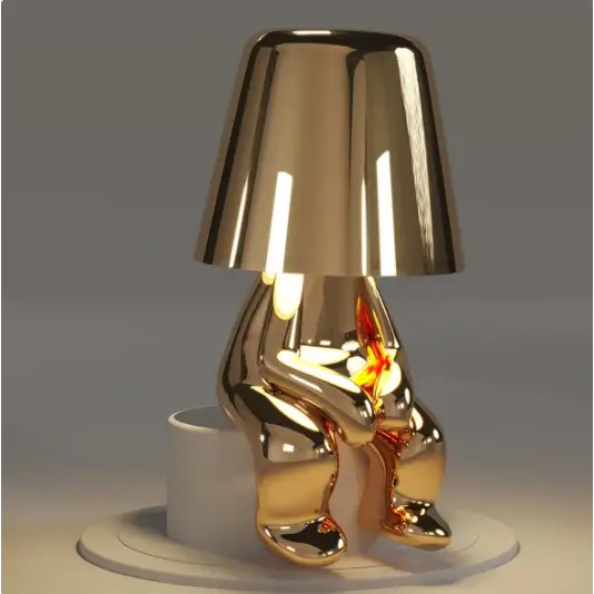 Lampe LED sans fil en or, design sculptural, lumière douce, parfaite pour créer une ambiance chaleureuse et moderne.