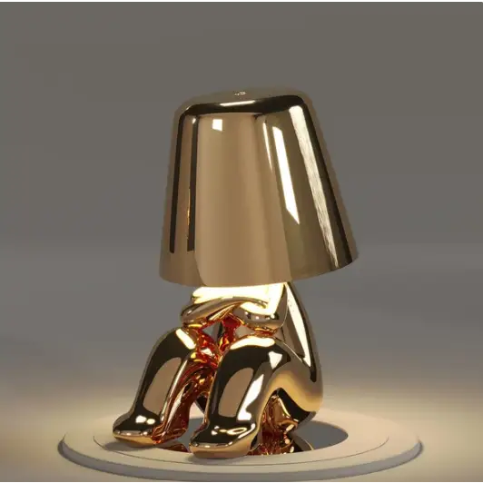 Lampe LED sans fil en or, design sculptural, lumière douce, parfaite pour créer une ambiance chaleureuse et moderne.