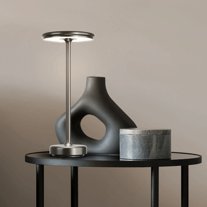 "Lampe LED sans fil rechargeable, design moderne minimaliste, coloris or, éclairage élégant pour intérieur contemporain"