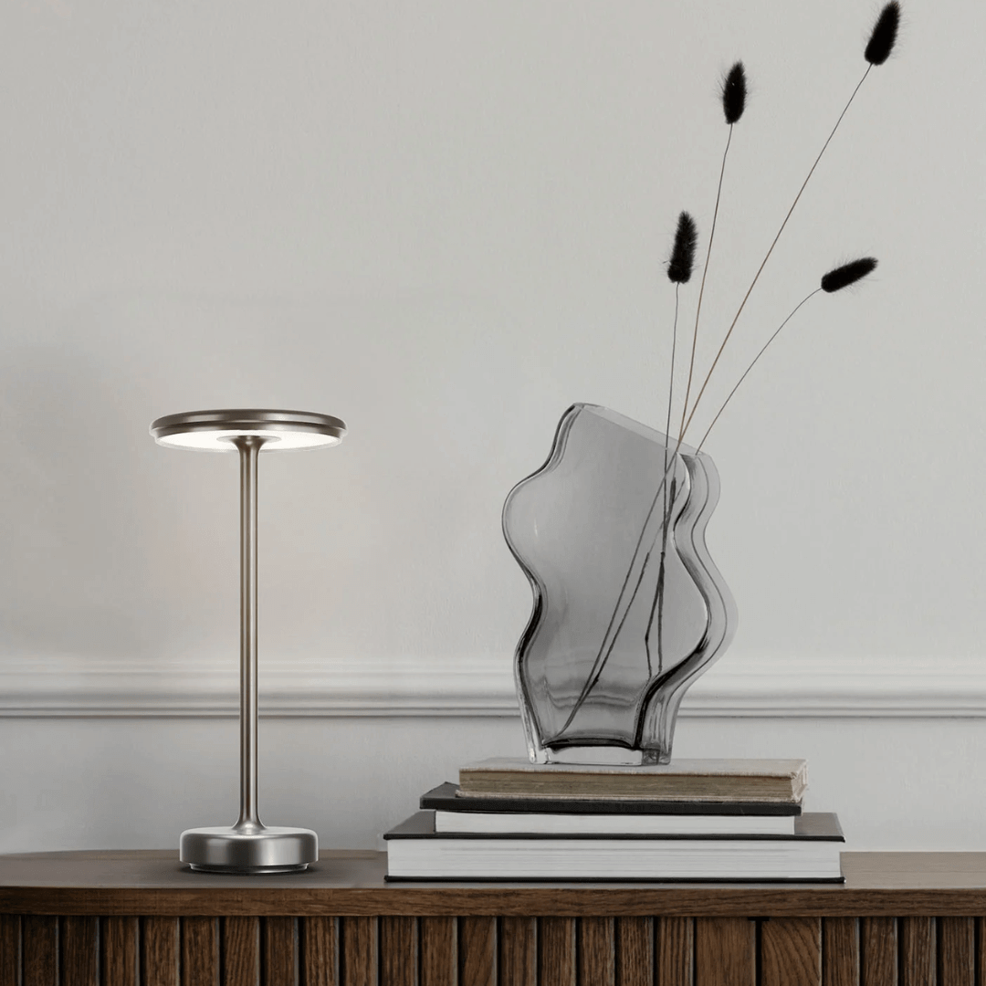 "Lampe LED sans fil rechargeable, design moderne minimaliste, coloris or, éclairage élégant pour intérieur contemporain"
