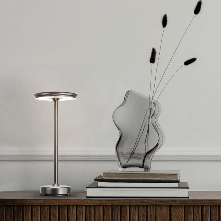 "Lampe LED sans fil rechargeable, design moderne minimaliste, coloris or, éclairage élégant pour intérieur contemporain"