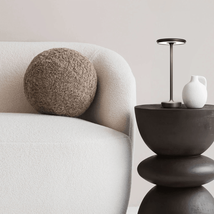 "Lampe LED sans fil rechargeable, design moderne minimaliste, coloris or, éclairage élégant pour intérieur contemporain"