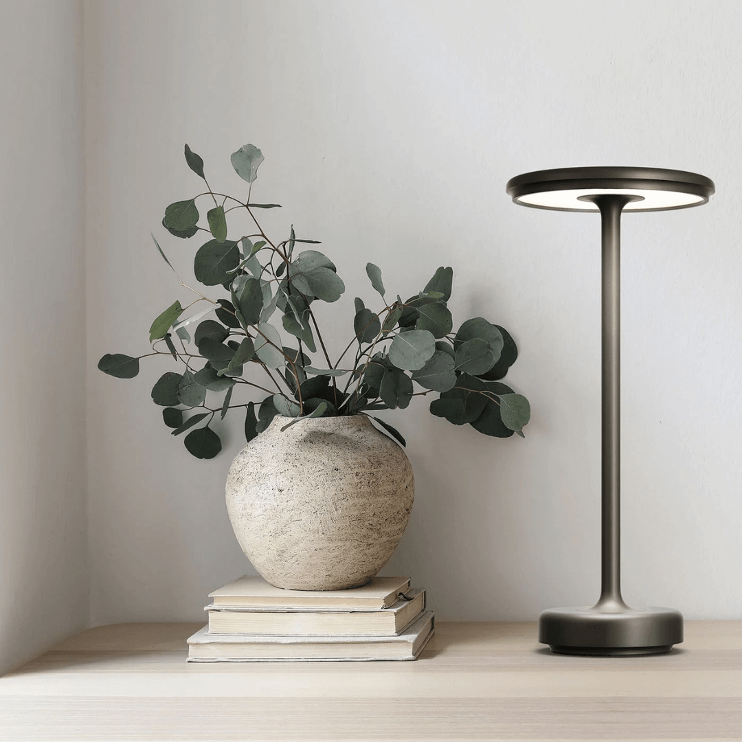 "Lampe LED sans fil rechargeable, design moderne minimaliste, coloris or, éclairage élégant pour intérieur contemporain"