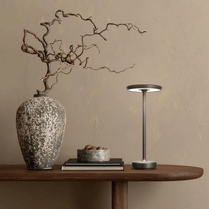 "Lampe LED sans fil rechargeable, design moderne minimaliste, coloris or, éclairage élégant pour intérieur contemporain"