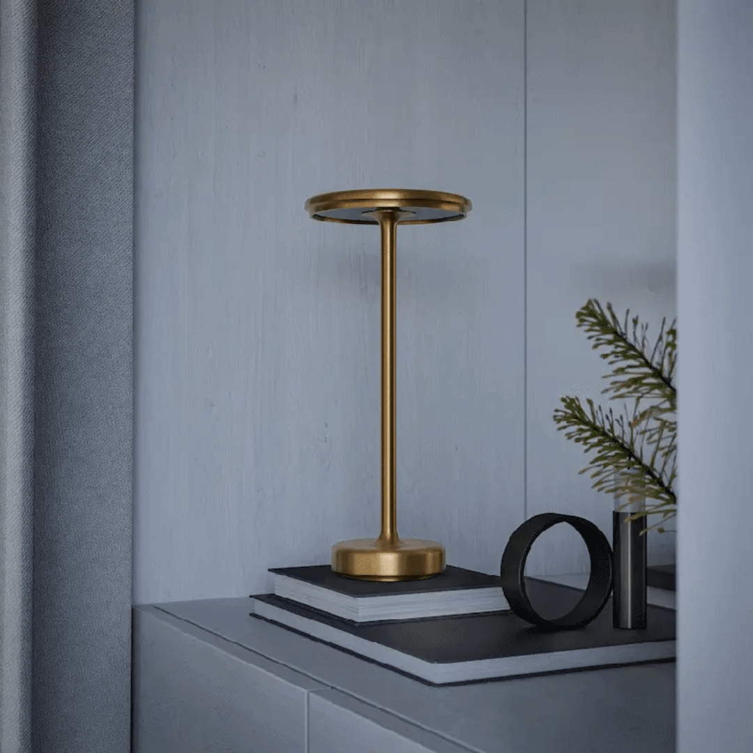 "Lampe LED sans fil rechargeable, design moderne minimaliste, coloris or, éclairage élégant pour intérieur contemporain"