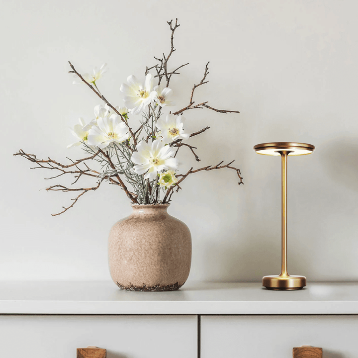 "Lampe LED sans fil rechargeable, design moderne minimaliste, coloris or, éclairage élégant pour intérieur contemporain"