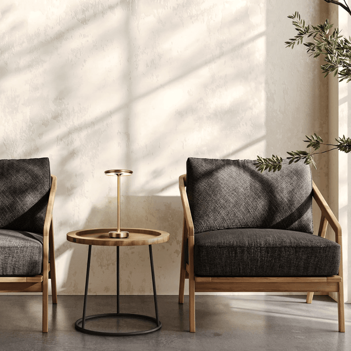"Lampe LED sans fil rechargeable, design moderne minimaliste, coloris or, éclairage élégant pour intérieur contemporain"