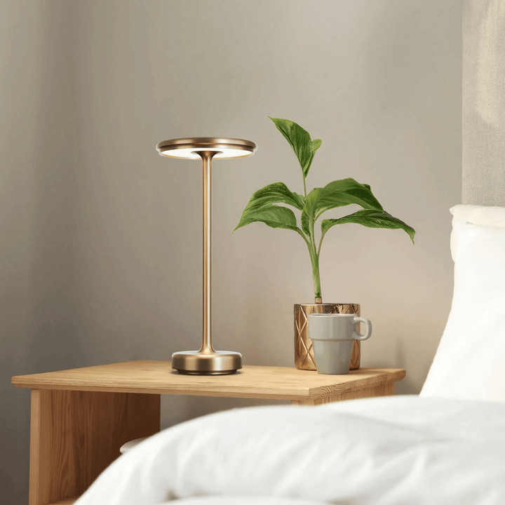 "Lampe LED sans fil rechargeable, design moderne minimaliste, coloris or, éclairage élégant pour intérieur contemporain"