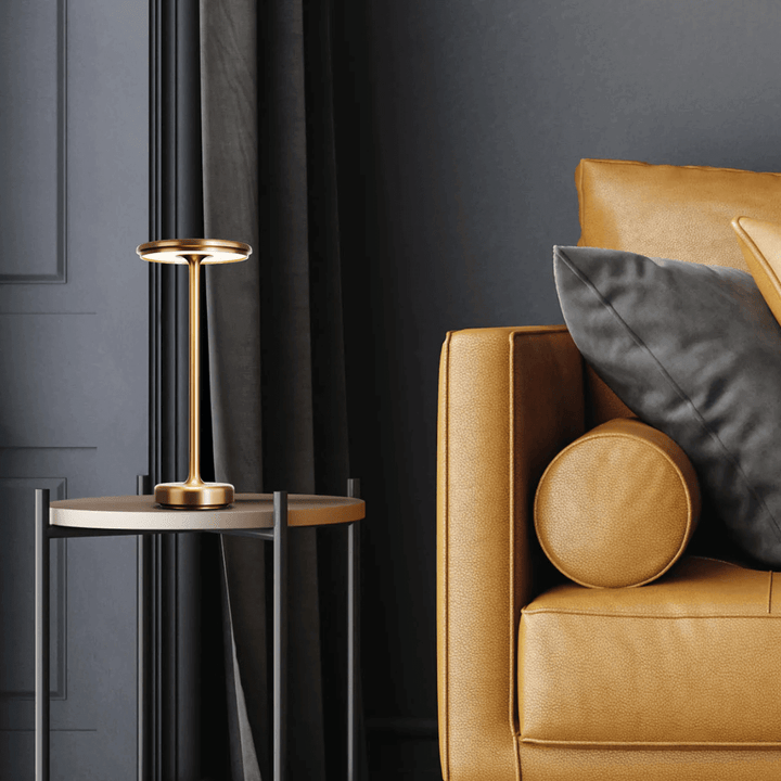 "Lampe LED sans fil rechargeable, design moderne minimaliste, coloris or, éclairage élégant pour intérieur contemporain"