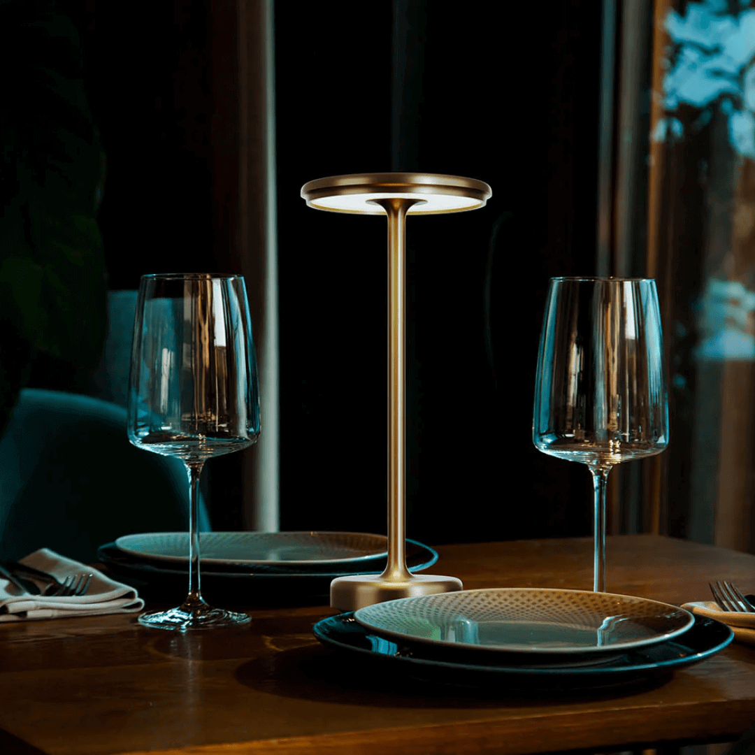 "Lampe LED sans fil rechargeable, design moderne minimaliste, coloris or, éclairage élégant pour intérieur contemporain"