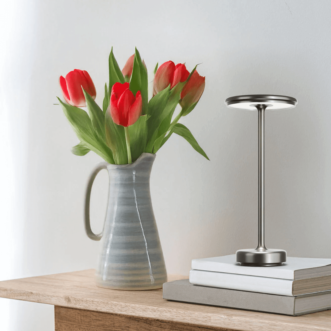 "Lampe LED sans fil rechargeable, design moderne minimaliste, coloris or, éclairage élégant pour intérieur contemporain"