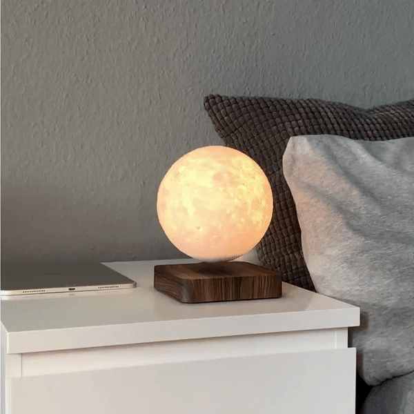 Lampe Lévitation Lunaire flottante, cratères réalistes, sur socle bois élégant, éclairage mystique pour la décoration intérie