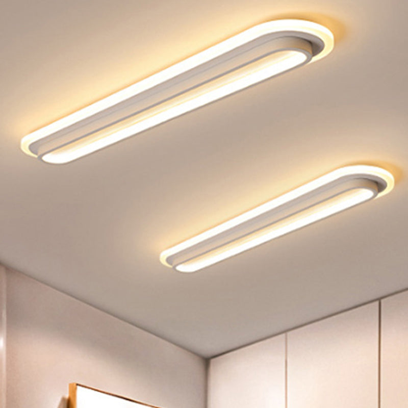 Lampe plafond ovale LED noir et blanc moderne, design épuré, diffuseur acrylique, élégance contemporaine pour intérieur.