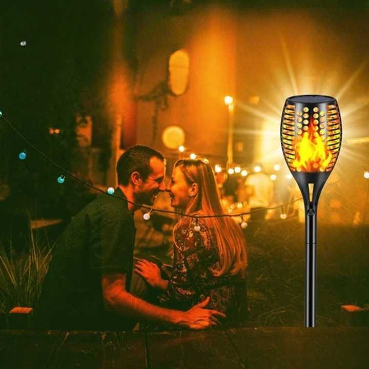 "Lampe solaire étanche effet flamme pour jardin, piquet noir, ambiance chaleureuse, écologique, 79 cm de hauteur."