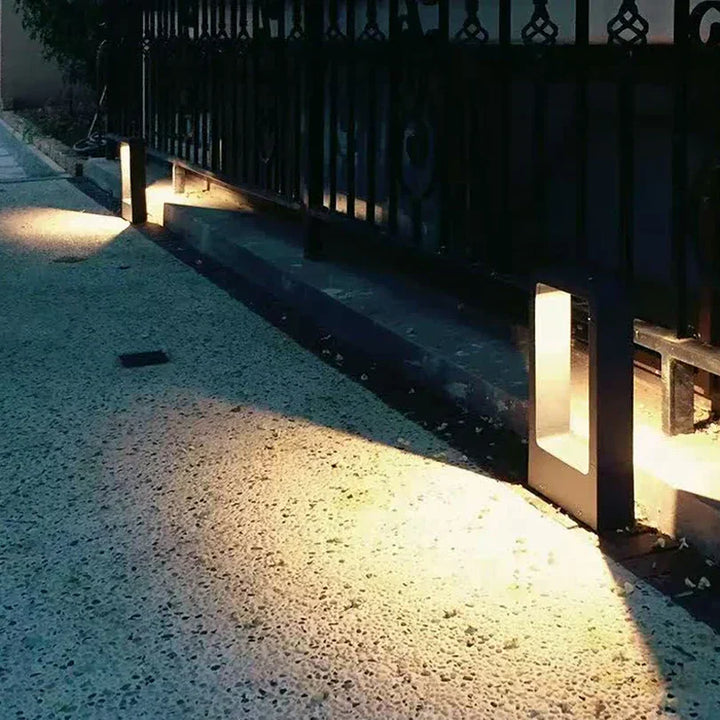Lampe solaire extérieure design moderne, LED, acier inoxydable, hauteur 30-60cm, pour jardins et allées, éco-énergétique.
