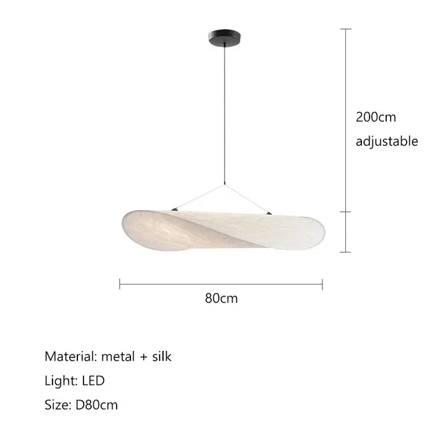 Lampe suspendue design en soie, formes fluides et élégantes, créant une lumière douce pour un intérieur chic et apaisant.