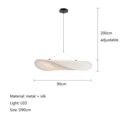 Lampe suspendue design en soie, formes fluides et élégantes, créant une lumière douce pour un intérieur chic et apaisant.