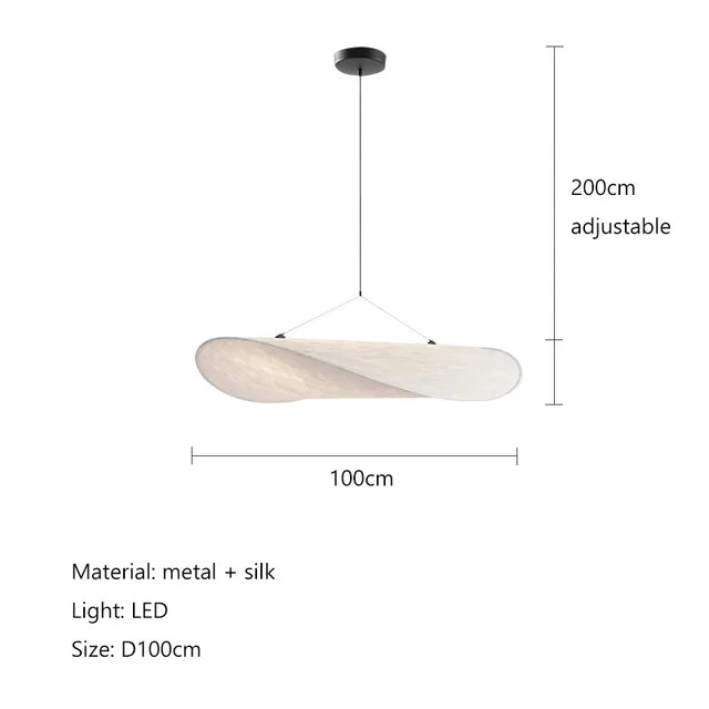 Lampe suspendue design en soie, formes fluides et élégantes, créant une lumière douce pour un intérieur chic et apaisant.
