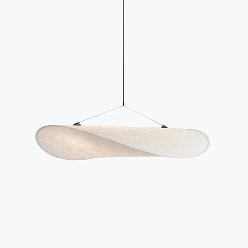 Lampe suspendue design en soie, formes fluides et élégantes, créant une lumière douce pour un intérieur chic et apaisant.