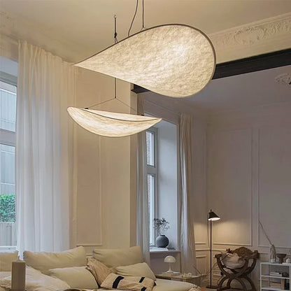 Lampe suspendue design en soie, formes fluides et élégantes, créant une lumière douce pour un intérieur chic et apaisant.