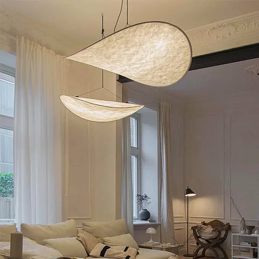Lampe suspendue design en soie, formes fluides et élégantes, créant une lumière douce pour un intérieur chic et apaisant.
