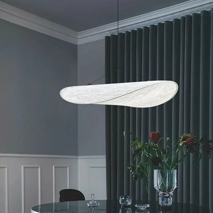 Lampe suspendue design en soie, formes fluides et élégantes, créant une lumière douce pour un intérieur chic et apaisant.