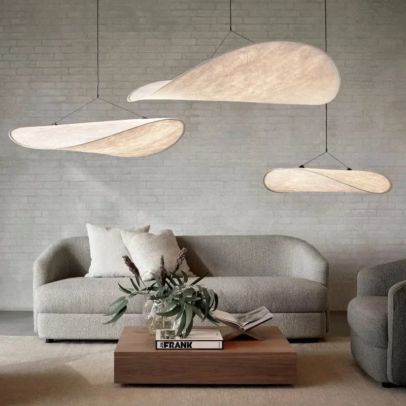 Lampe suspendue design en soie, formes fluides et élégantes, créant une lumière douce pour un intérieur chic et apaisant.