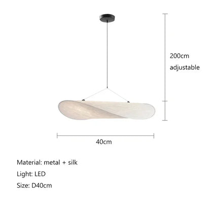 Lampe suspendue design en soie, formes fluides et élégantes, créant une lumière douce pour un intérieur chic et apaisant.