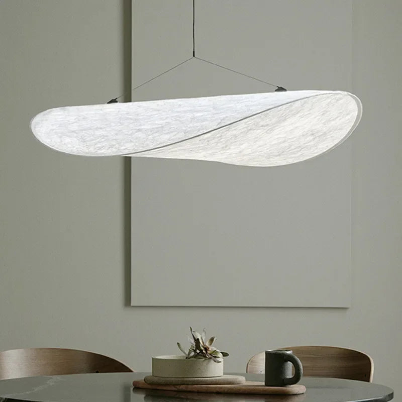 Lampe suspendue design en soie, formes fluides et élégantes, créant une lumière douce pour un intérieur chic et apaisant.