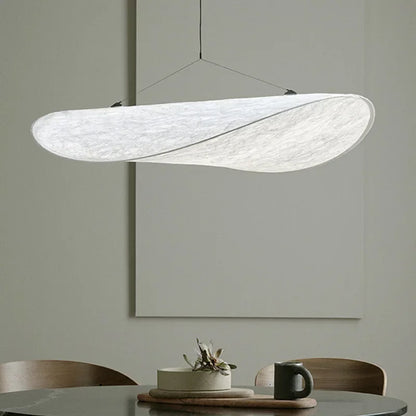 Lampe suspendue design en soie, formes fluides et élégantes, créant une lumière douce pour un intérieur chic et apaisant.