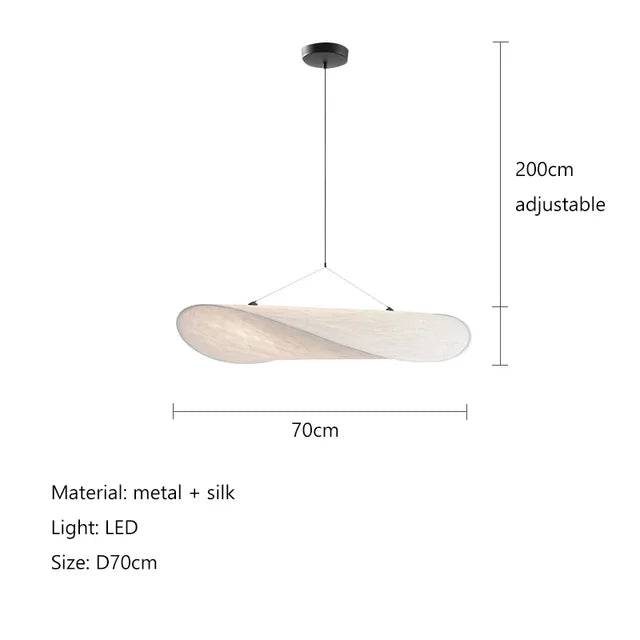 Lampe suspendue design en soie, formes fluides et élégantes, créant une lumière douce pour un intérieur chic et apaisant.