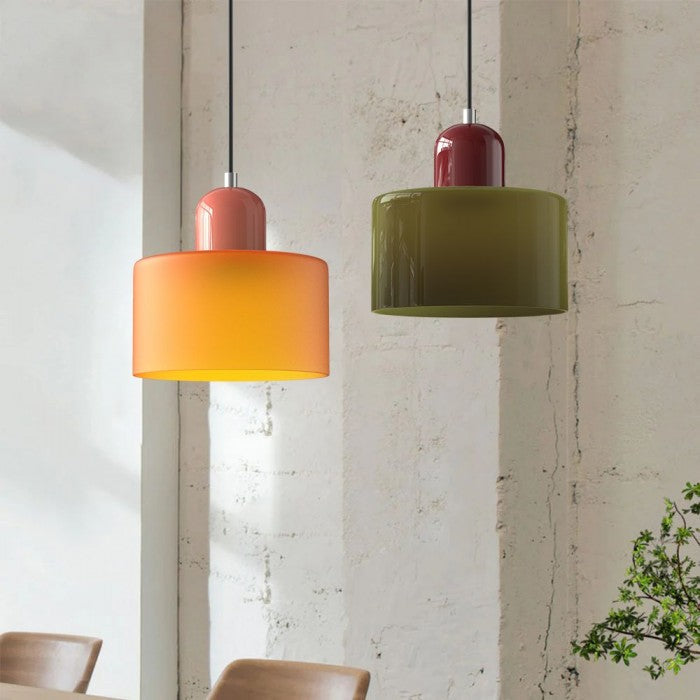 Lampe suspendue en verre avec design Bauhaus, lignes épurées, couleur beige, lumière chaleureuse pour élégance intemporelle.
