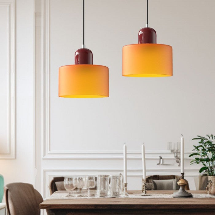Lampe suspendue en verre avec design Bauhaus, lignes épurées, couleur beige, lumière chaleureuse pour élégance intemporelle.