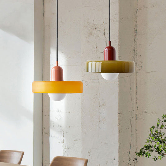 "Lampe suspendue moderne en verre, design Bauhaus, forme ronde élégante, lumière douce, idéale pour espace contemporain."