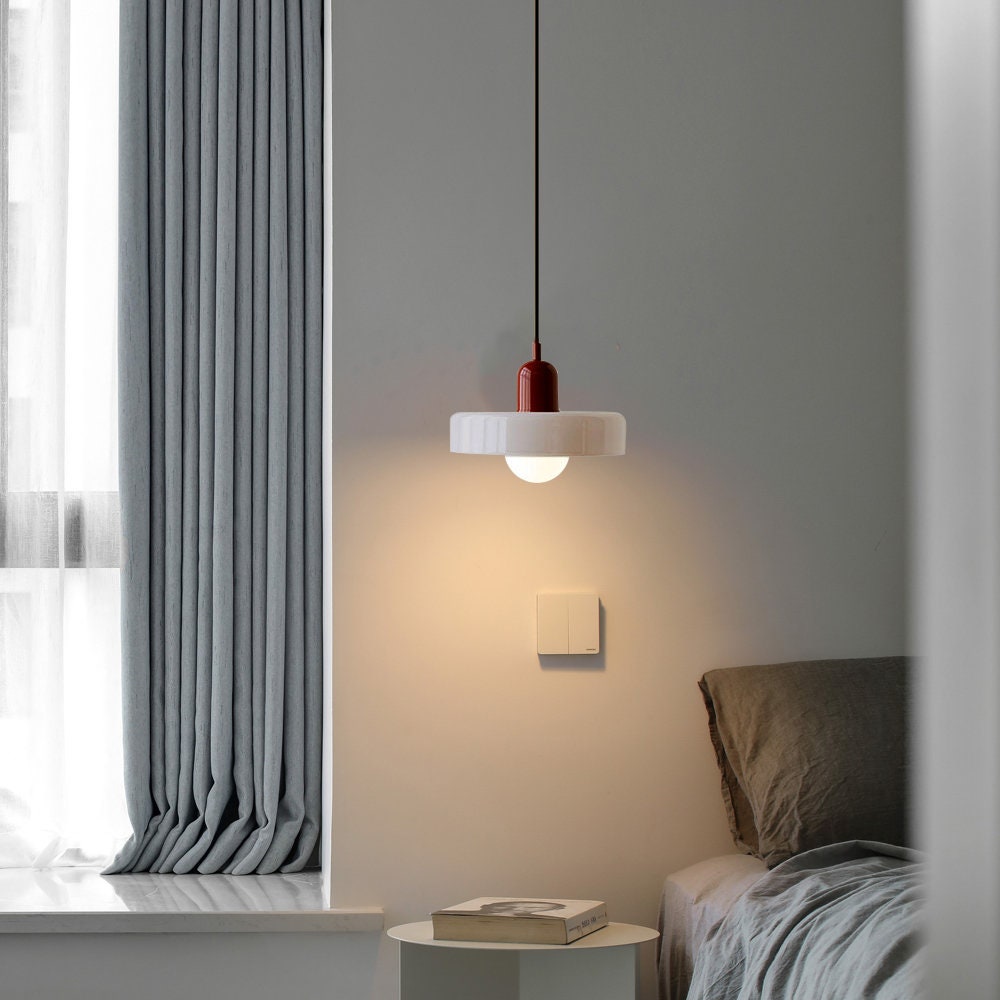 "Lampe suspendue moderne en verre, design Bauhaus, forme ronde élégante, lumière douce, idéale pour espace contemporain."