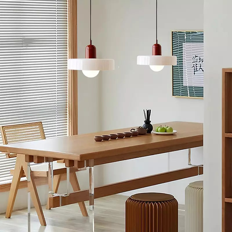 "Lampe suspendue moderne en verre, design Bauhaus, forme ronde élégante, lumière douce, idéale pour espace contemporain."