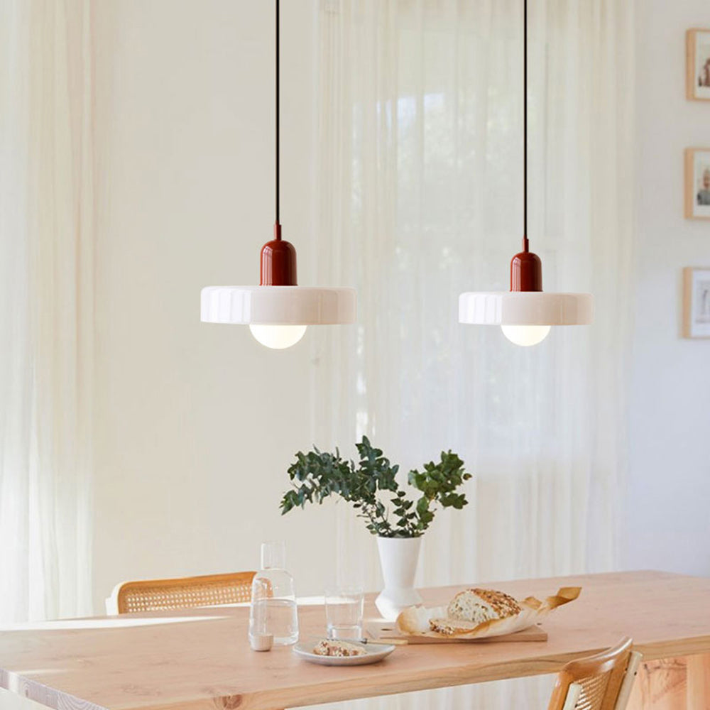 "Lampe suspendue moderne en verre, design Bauhaus, forme ronde élégante, lumière douce, idéale pour espace contemporain."