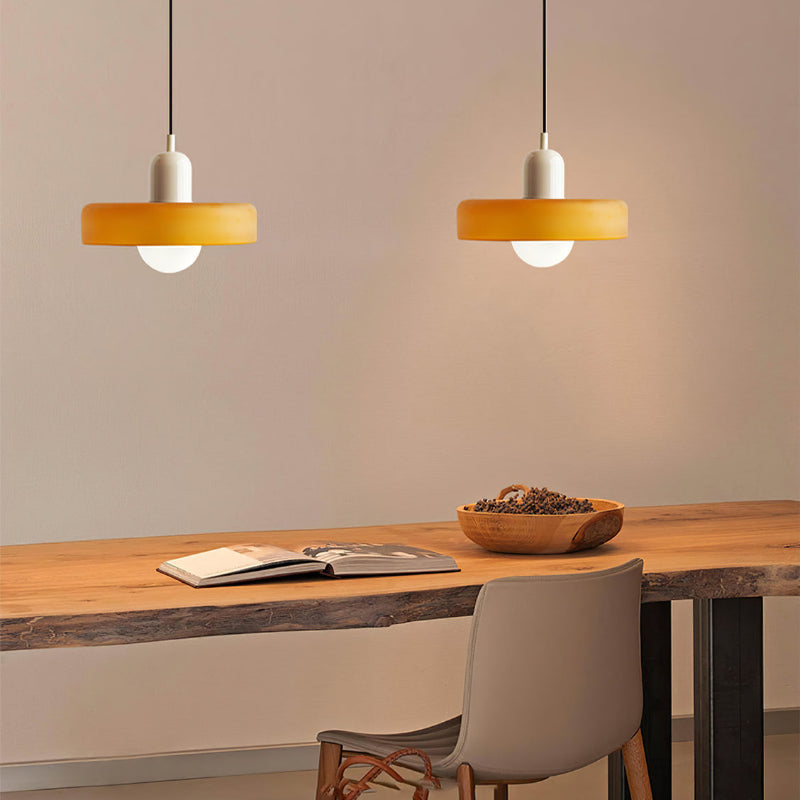 "Lampe suspendue moderne en verre, design Bauhaus, forme ronde élégante, lumière douce, idéale pour espace contemporain."