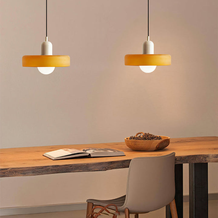 "Lampe suspendue moderne en verre, design Bauhaus, forme ronde élégante, lumière douce, idéale pour espace contemporain."