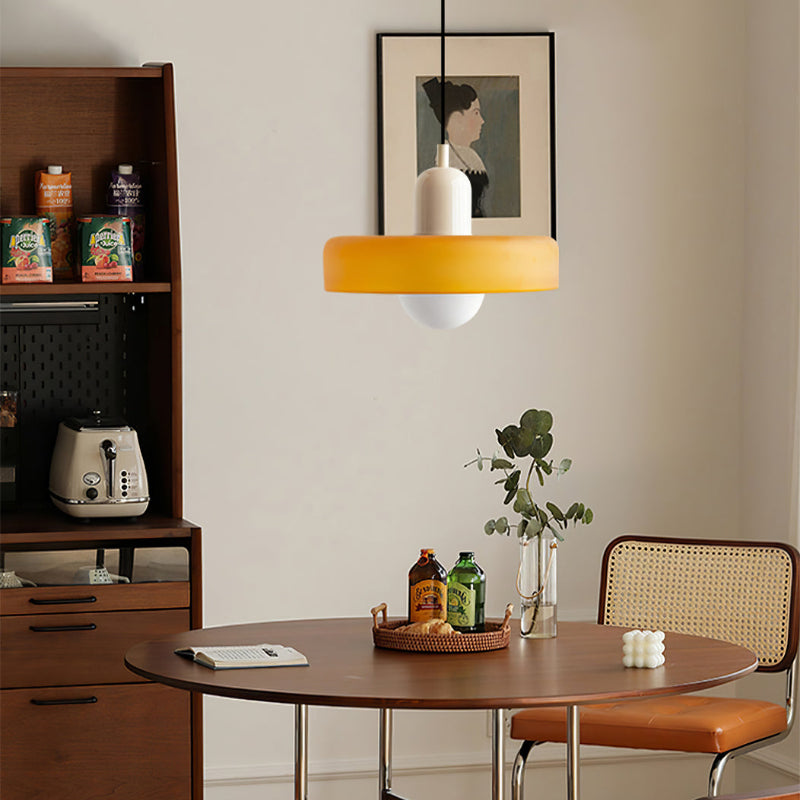 "Lampe suspendue moderne en verre, design Bauhaus, forme ronde élégante, lumière douce, idéale pour espace contemporain."