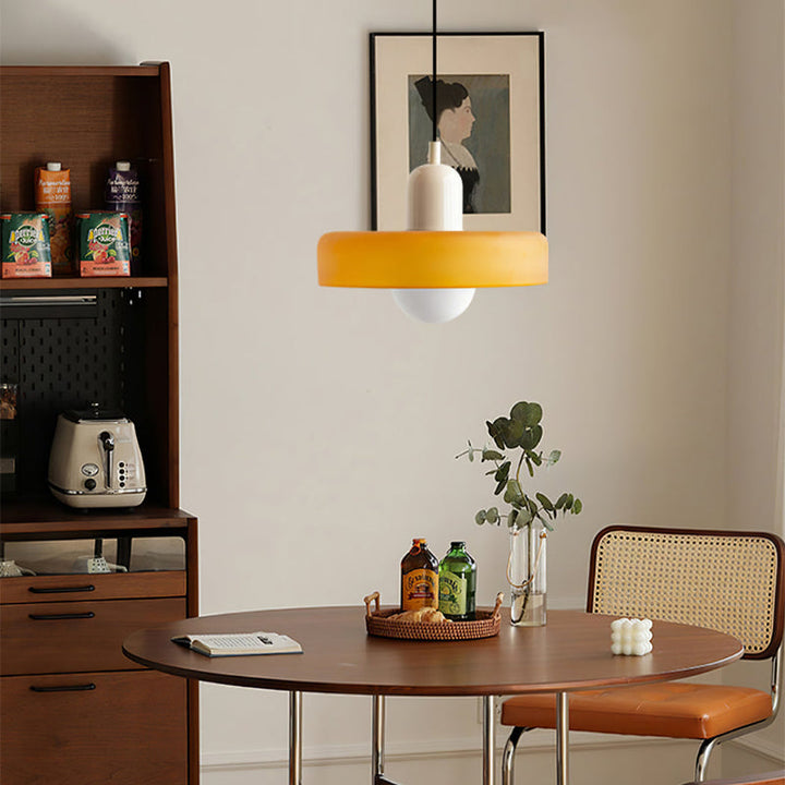 "Lampe suspendue moderne en verre, design Bauhaus, forme ronde élégante, lumière douce, idéale pour espace contemporain."
