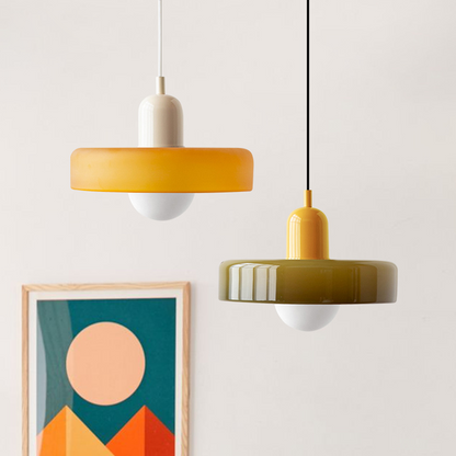 "Lampe suspendue moderne en verre, design Bauhaus, forme ronde élégante, lumière douce, idéale pour espace contemporain."
