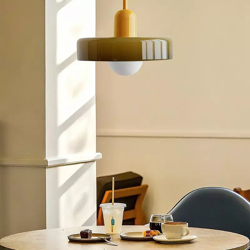 "Lampe suspendue moderne en verre, design Bauhaus, forme ronde élégante, lumière douce, idéale pour espace contemporain."