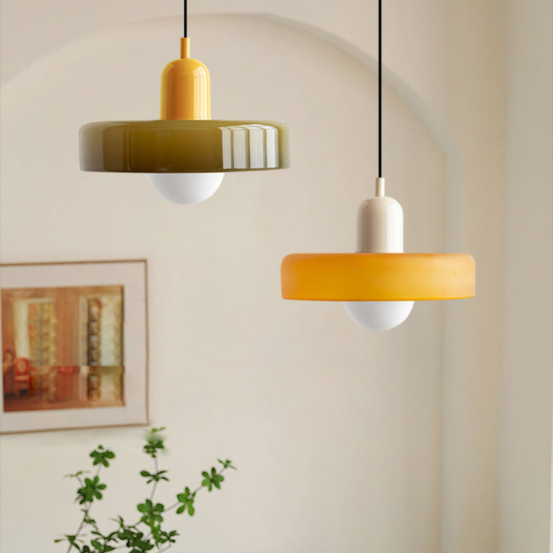 "Lampe suspendue moderne en verre, design Bauhaus, forme ronde élégante, lumière douce, idéale pour espace contemporain."