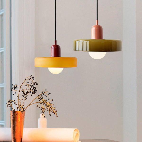 "Lampe suspendue moderne en verre, design Bauhaus, forme ronde élégante, lumière douce, idéale pour espace contemporain."