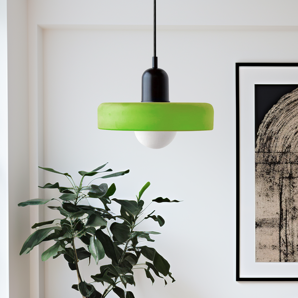 "Lampe suspendue moderne en verre, design Bauhaus, forme ronde élégante, lumière douce, idéale pour espace contemporain."