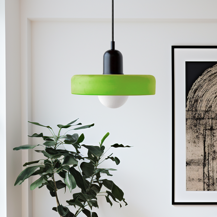 "Lampe suspendue moderne en verre, design Bauhaus, forme ronde élégante, lumière douce, idéale pour espace contemporain."